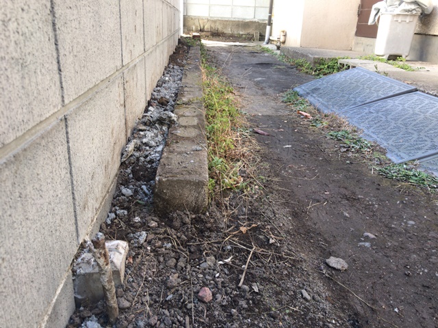 東京都北区豊島のコンクリートブロック1段撤去作業前の様子です。